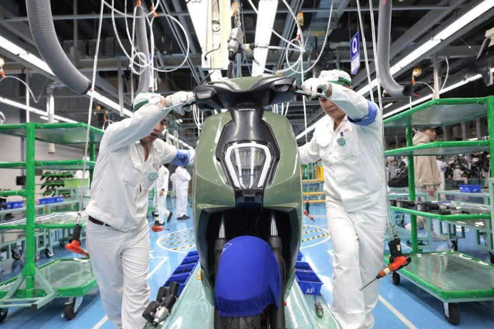 Công nhân lắp ráp xe trên dây chuyền Honda