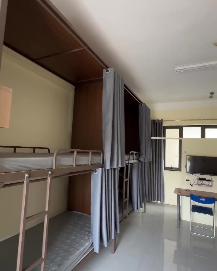 Phòng ở ký túc xá có giường tầng, rèm riêng