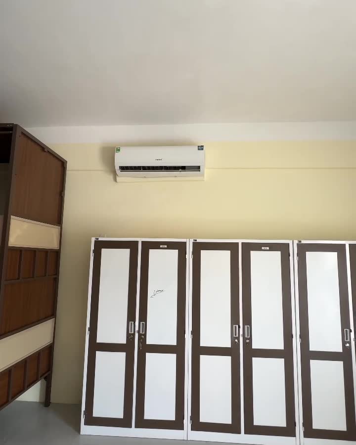 Tủ đồ cá nhân và điều hòa trong phòng