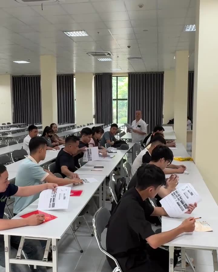 Ứng viên ngồi làm hồ sơ tại buổi tuyển dụng
